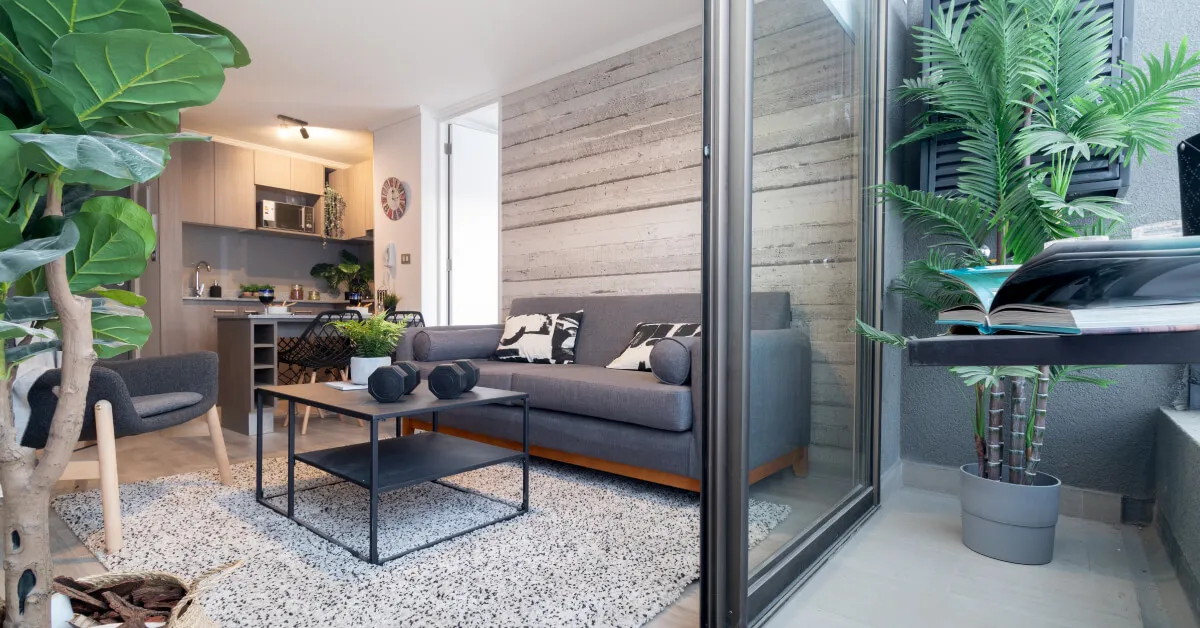 Living con balcón y terraza